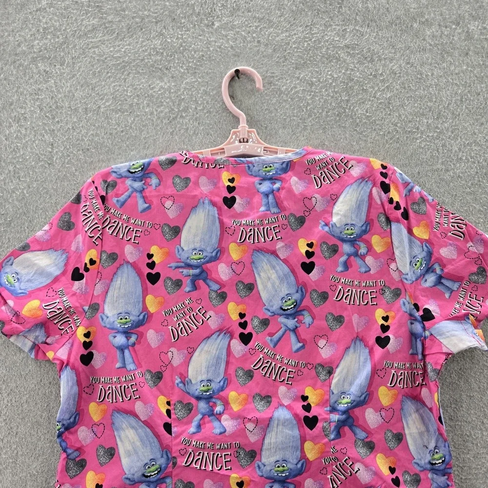Dreamworks Trolls Scrub Top L Pink Graphic Print Troll Hearts Short Sleeve‎